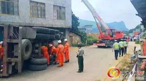2死3傷!一大貨車失控連撞多車,一小車慘遭壓扁!