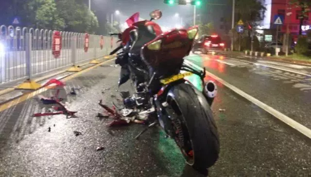 摩托車在高速狀態下,應該怎樣剎車?