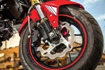 摩托車在高速狀態下,應該怎樣剎車?