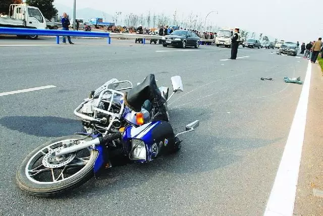 摩托車在高速狀態下,應該怎樣剎車?