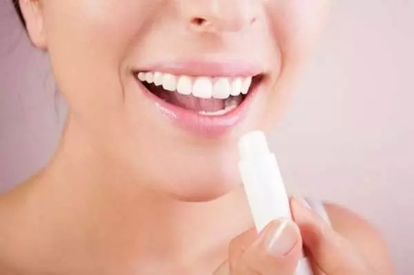 為什麼「護唇膏」越擦嘴唇越乾?美容大師透露,因為「左右」來回的塗抹根本「大錯特錯」!