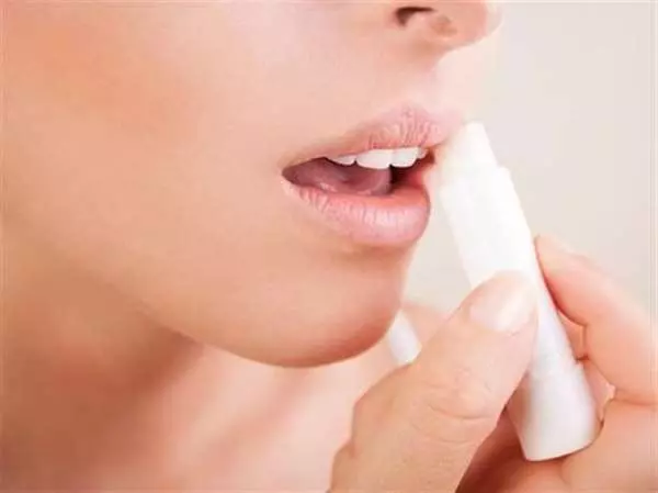 為什麼「護唇膏」越擦嘴唇越乾?美容大師透露,因為「左右」來回的塗抹根本「大錯特錯」!