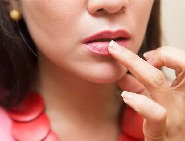 為什麼「護唇膏」越擦嘴唇越乾?美容大師透露,因為「左右」來回的塗抹根本「大錯特錯」!