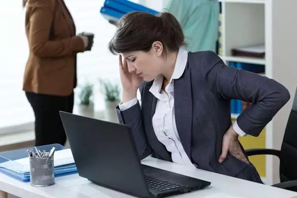 「站著」上班有多神奇?這些上班族自從不「坐下」後,奇蹟式的改變讓大家都不可置信!