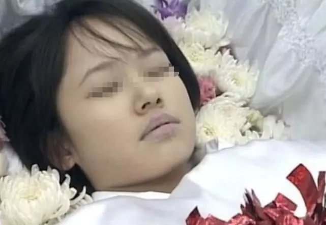 女兒去世火化,父親看到女兒露出的衣角不對勁,掀開白布氣到發抖!
