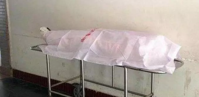 女兒去世火化,父親看到女兒露出的衣角不對勁,掀開白布氣到發抖!