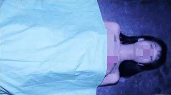 女兒去世火化,父親看到女兒露出的衣角不對勁,掀開白布氣到發抖!