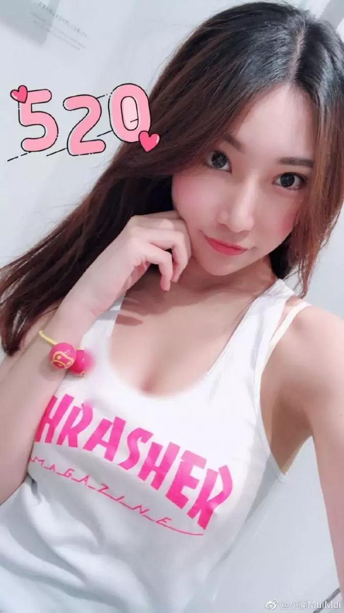 正妹買鞋太大膽!男客人視角爽看光:要幫忙嗎?