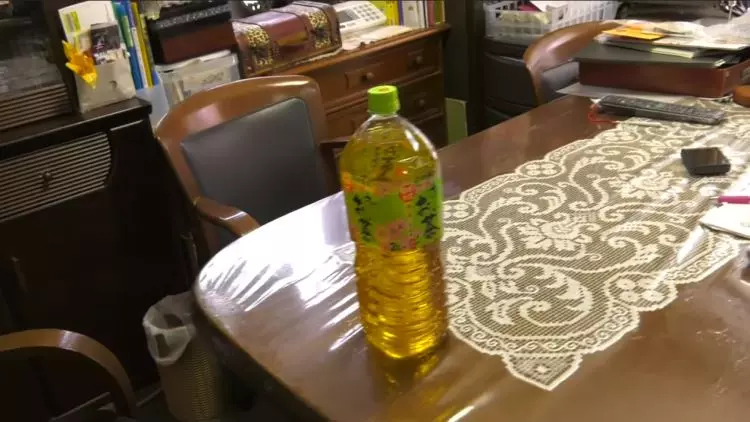 夭壽孫綠茶底部挖空放桌上!「一拿整瓶流光」連整七次阿嬤反應太絕…1200萬網友全笑翻
