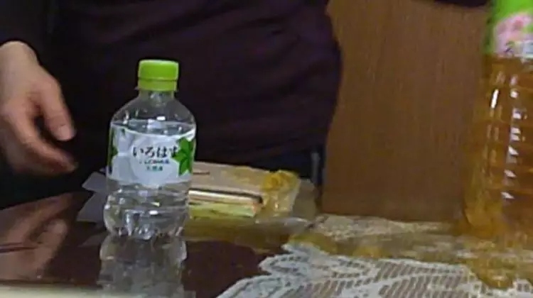 夭壽孫綠茶底部挖空放桌上!「一拿整瓶流光」連整七次阿嬤反應太絕…1200萬網友全笑翻