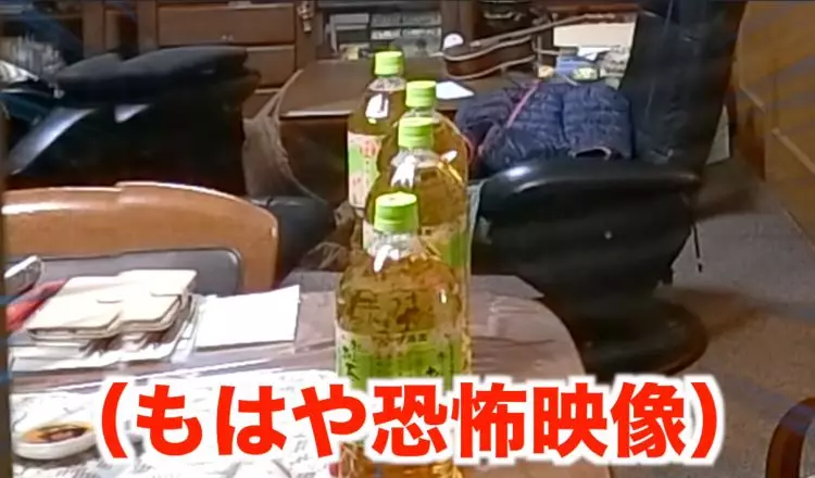 夭壽孫綠茶底部挖空放桌上!「一拿整瓶流光」連整七次阿嬤反應太絕…1200萬網友全笑翻