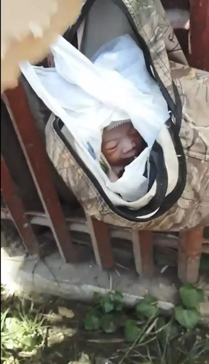心太狠!棄嬰險被當垃圾 與校服血短褲塞背包 伸蒼白小手求救