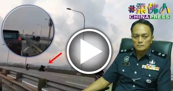 不要命了!為了避開長長的車龍,馬新第二通道出現逆向行駛的摩哆騎士,險象環生
