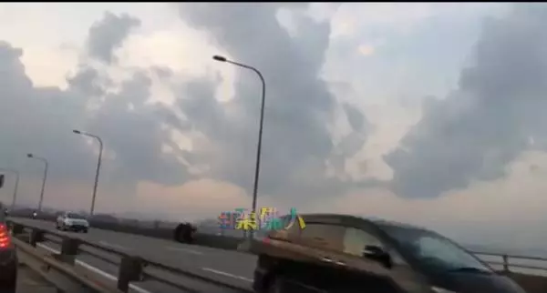 不要命了!為了避開長長的車龍,馬新第二通道出現逆向行駛的摩哆騎士,險象環生