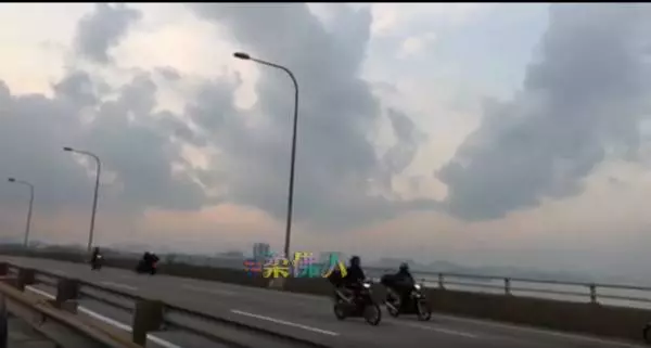 不要命了!為了避開長長的車龍,馬新第二通道出現逆向行駛的摩哆騎士,險象環生