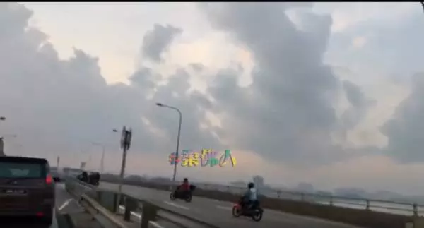 不要命了!為了避開長長的車龍,馬新第二通道出現逆向行駛的摩哆騎士,險象環生