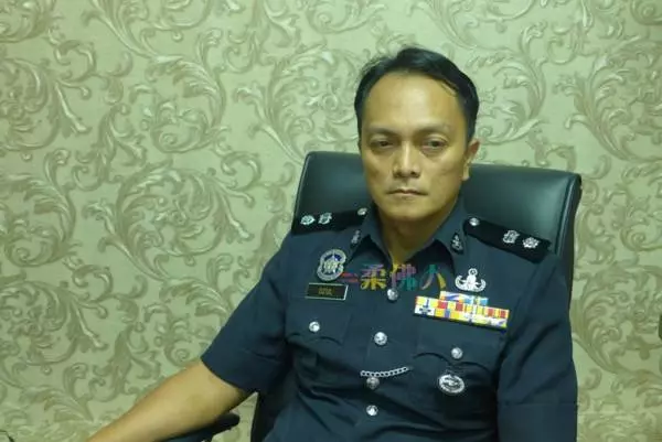 不要命了!為了避開長長的車龍,馬新第二通道出現逆向行駛的摩哆騎士,險象環生
