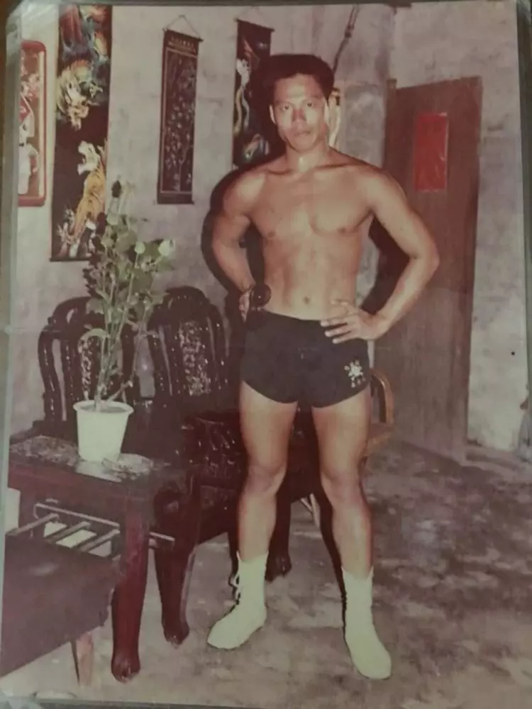 回憶當兵想找昔年同梯!老爸超猛「政戰特遣隊」照網瘋傳… 如今竟還是六塊肌!(影)