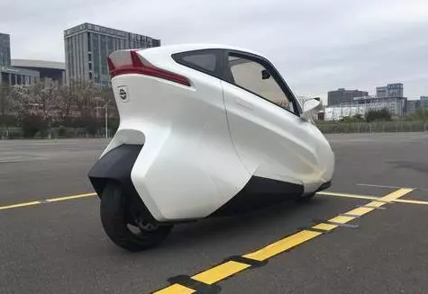 國產新出的「兩輪汽車」,自帶陀螺儀和弧形輪胎,就像不倒翁!