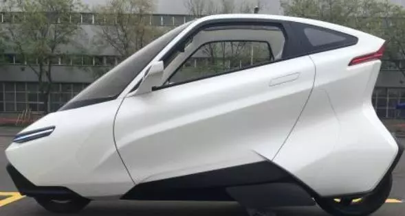 國產新出的「兩輪汽車」,自帶陀螺儀和弧形輪胎,就像不倒翁!