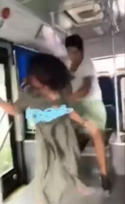 女子搭公車被強拉後座硬上 哭喊求救竟換來全車冷眼看戲...網崩:氣到發抖!