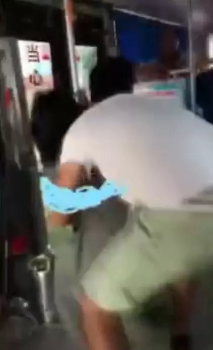 女子搭公車被強拉後座硬上 哭喊求救竟換來全車冷眼看戲...網崩:氣到發抖!