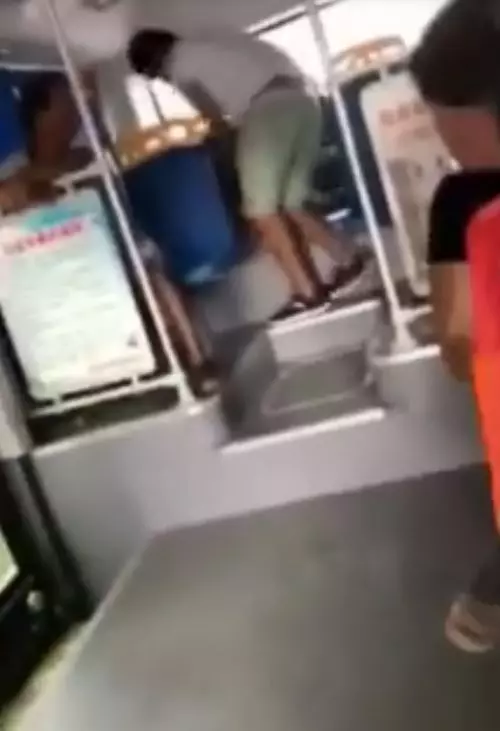 女子搭公車被強拉後座硬上 哭喊求救竟換來全車冷眼看戲...網崩:氣到發抖!