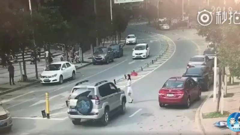就是不停!白衣女悠哉過馬路 他竟慢慢把她輾斃