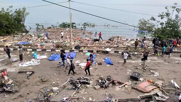 印尼海嘯丨海邊餐館被3米高海浪沖走,跨海大橋被沖垮