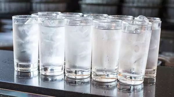 熱到不行的他大口灌下兩杯「冰水」,頓時感覺「頭痛到要爆炸」,旋即休克差點暴斃!