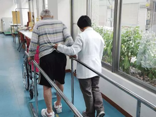 熱到不行的他大口灌下兩杯「冰水」,頓時感覺「頭痛到要爆炸」,旋即休克差點暴斃!