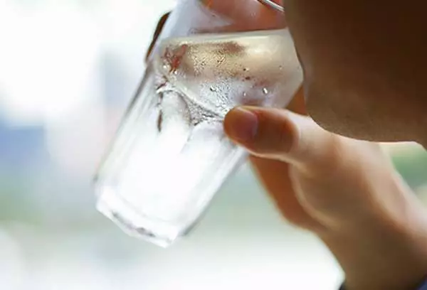 熱到不行的他大口灌下兩杯「冰水」,頓時感覺「頭痛到要爆炸」,旋即休克差點暴斃!