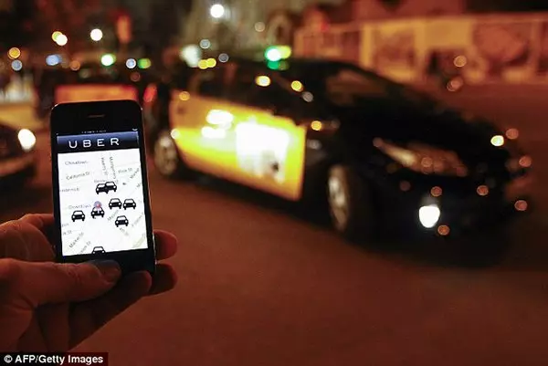 偷情後叫Uber司機竟是老公 人妻嚇壞拉情夫拔腿逃