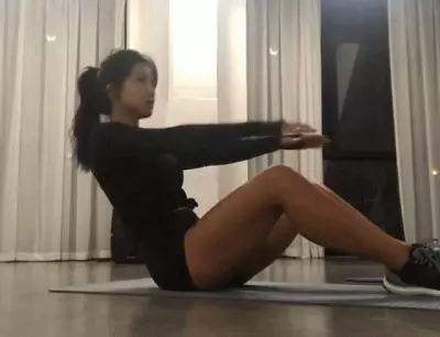 年輕有活力的35歲健身教練,教你6個動作在家就能打造馬甲線