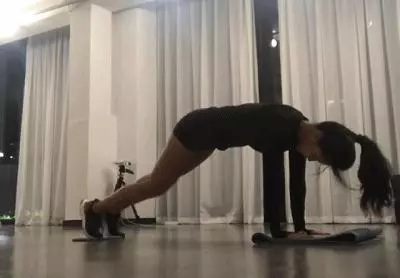 年輕有活力的35歲健身教練,教你6個動作在家就能打造馬甲線