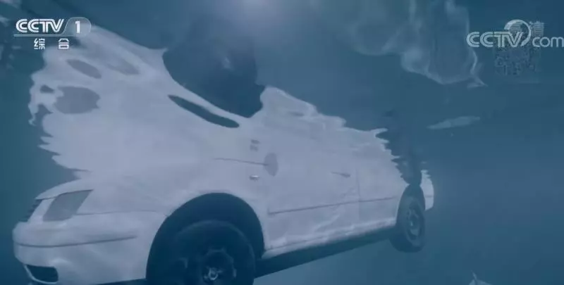 汽車掉進水裡「千萬不要急著開車門」!專家現場教學「等水淹過頭」才是行動關鍵