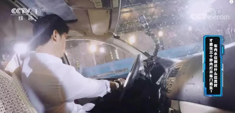 汽車掉進水裡「千萬不要急著開車門」!專家現場教學「等水淹過頭」才是行動關鍵