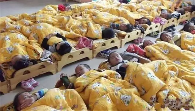 5歲男孩在幼兒園午睡,再也沒有醒過來,媽媽查看監控後大打出手!