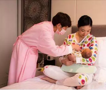小姑子生娃我送2萬,我生娃時她塞張破紙,打開後我把她當親妹妹