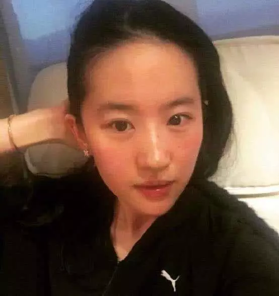 劉亦菲喝醉酒誤發素顏照,網友高呼:從此再無神仙姐姐!