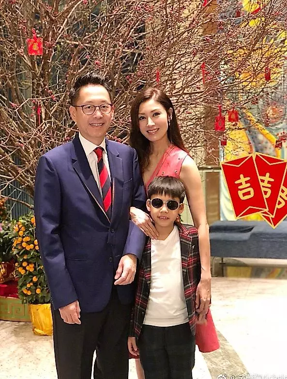 48歲李嘉欣「蘋果肌」少女感十足,凍齡美貌逆天!7歲兒子正面照曝光,修長身材超像媽媽!