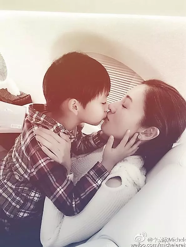 48歲李嘉欣「蘋果肌」少女感十足,凍齡美貌逆天!7歲兒子正面照曝光,修長身材超像媽媽!