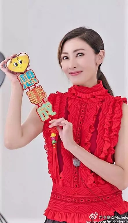 48歲李嘉欣「蘋果肌」少女感十足,凍齡美貌逆天!7歲兒子正面照曝光,修長身材超像媽媽!