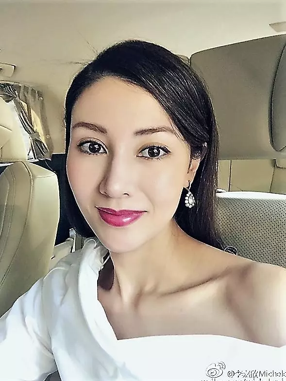 48歲李嘉欣「蘋果肌」少女感十足,凍齡美貌逆天!7歲兒子正面照曝光,修長身材超像媽媽!