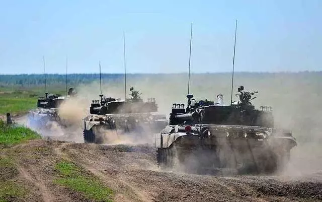 美國一聲令下,北約4萬大軍出動,上萬輛戰車向俄羅斯邊境靠近