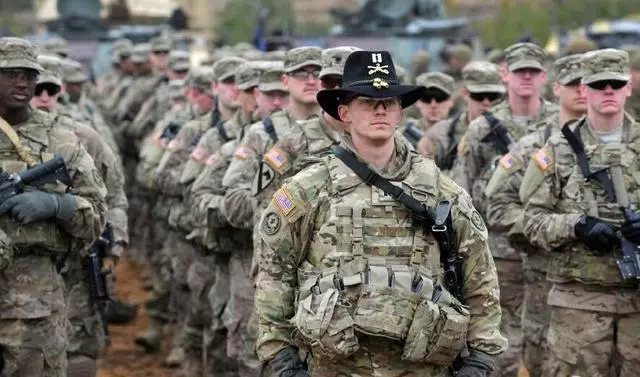 美國一聲令下,北約4萬大軍出動,上萬輛戰車向俄羅斯邊境靠近