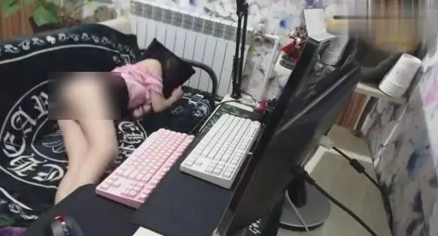 女主播直播一天,累得直接倒在座位上睡覺鏡頭記錄下尷尬畫面!