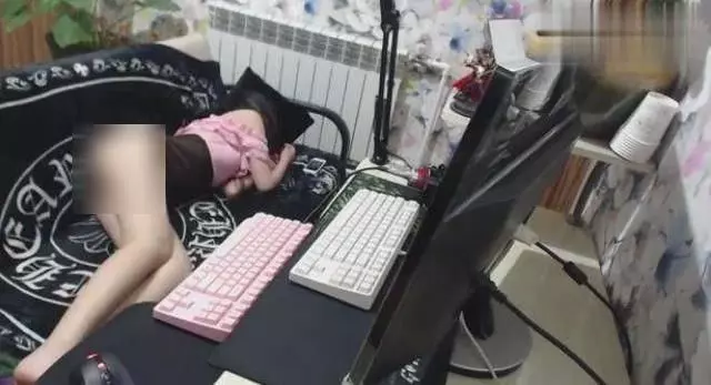 女主播直播一天,累得直接倒在座位上睡覺鏡頭記錄下尷尬畫面!