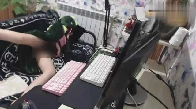 女主播直播一天,累得直接倒在座位上睡覺鏡頭記錄下尷尬畫面!