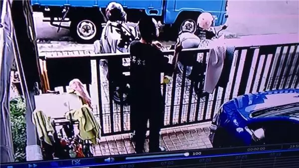 背後遭撞擊!他兇狠回頭想算帳卻發現愛犬討抱抱 秒抱起拍背:乖喔